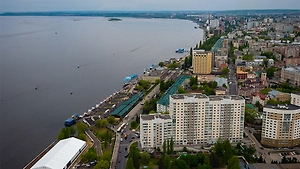 Жителей Саратова напугали яркие вспышки в небе во время атаки БПЛА