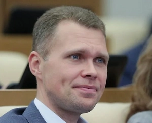 Если площадка находится дальше 100 метров — это нарушение, которое можно и нужно оспаривать. Если в вашем районе нет муниципальной контейнерной площадки в пределах 100 метров, у вас есть два варианта. Первый — временно складировать отходы в собственном контейнере на своём участке и ждать приезда мусоровоза по графику. Второй — добиваться установки общей площадки поближе. 