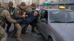 Разбили стёкла, залили «перцем»: ТЦК выволокли таксиста из машины в эфире TikTok