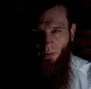 Разгадка находится не столько внутри организма, сколько на поверхности кожи. Кожа — это биохимически активная среда. Её покрывает тончайшая гидролипидная плёнка, состав которой у каждого человека индивидуален. В ней присутствуют вода, натрий, хлориды, калий, лактат, мочевина, аминокислоты, а также компоненты кожного сала: триглицериды, свободные жирные кислоты, восковые эфиры и сквален. Именно соотношение этих веществ влияет на влажность, жирность, поверхностное натяжение и коэффициент трения кожи.