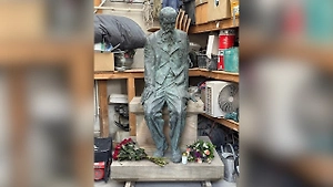 Памятник Достоевскому снова установили в Дрездене после демонтажа