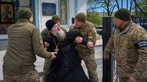 На Украине людоловы снова принудительно мобилизовали настоятеля храма УПЦ
