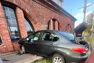 Пьяный водитель сбил подростка и въехал в здание в Калининграде