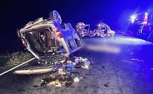 Два человека погибли, шестеро пострадали в ДТП с микроавтобусом под Астраханью