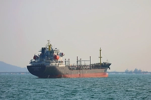Танкер почти с 1 млн баррелей нефти сел на мель у Омана