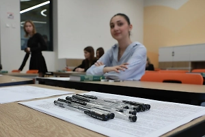 В 12 вузах России не хватило бюджетных мест стобалльникам из-за роста их числа