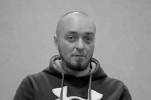Матерился и повредил палец: Появилось видео с последнего концерта басиста Оганяна, который мог отсечь себе руку
