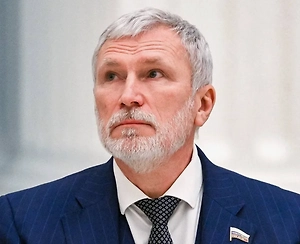 В Киеве вор на воре сидит и вором погоняет, и на вершине коррупционной пирамиды находится сам Зеленский. Очередной слив информации происходит от НАБУ — цэрэушной конторы, которая выполняет приказы из Вашингтона. Под Зеленского копают западные структуры, намереваясь поменять его на другую фигуру, более управляемую.