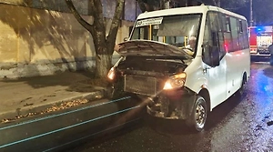 Водитель автобуса в Саратове въехал в трубу, два пассажира пострадали