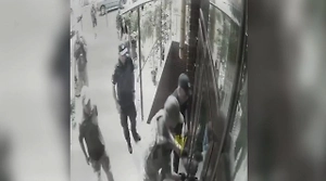 Эпичное фиаско: Во Львове военкомы опозорились, пытаясь ворваться в подъезд за ухилянтом