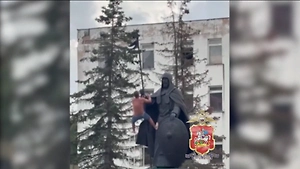 Взяли на слабо: Полуголый рецидивист вскарабкался на памятник в Подмосковье после спора с детьми