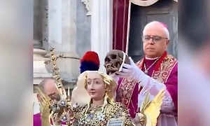 Кардинал Ватикана поцеловал 1700-летний череп во время редкого ритуала