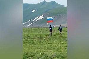 Более 150 спортсменов отметили День флага России забегом у вулканов Камчатки

