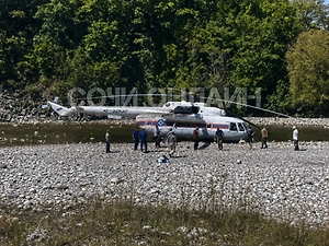 В Сочи вертолёт МЧС совершил жёсткую посадку в реку