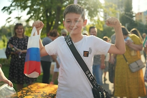 В Луганске отпраздновали День флага России фестивалем «Триколор»