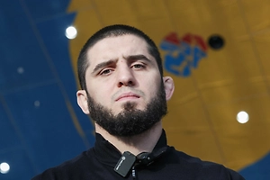 Махачев выбросил полотенце и остановил бой Магомедова с вывихнутым плечом в PFL