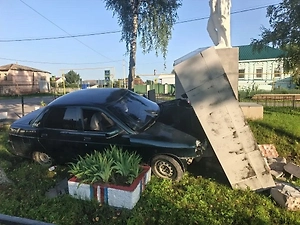 В Мордовии водитель снёс памятник погибшим в годы ВОВ и попытался скрыться