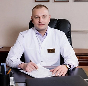 Если человек за несколько месяцев без изменения питания и уровня физической активности потерял более 5–10% массы тела, особенно если это сопровождается слабостью, снижением аппетита, длительным повышением температуры, ночной потливостью или другими необъяснимыми симптомами, откладывать обследование не стоит. Чем раньше удаётся установить причину таких изменений, тем быстрее можно начать необходимое лечение, если оно действительно потребуется.