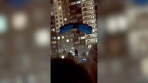 Петербуржец прыгнул с парашютом с крыши многоэтажки в День ВДВ