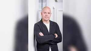 Глава клиники, где детей с аутизмом лечили клизмой, исчез после возбуждения дела