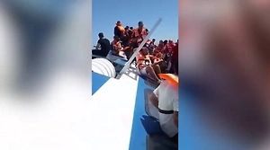 Около 100 человек спасли с затонувшего по пути в Турцию парома у Северного Кипра