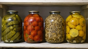 Ни вкуса, ни запаха: Названы признаки ботулизма в домашних закрутках
