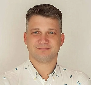 Стоит запомнить: никогда не нужно начинать с негатива. Вариант «квартира нехорошая, туда-сюда, поэтому скидывайте» — плохой, потому что с вами, скорее всего, даже не будут разговаривать, если вы начнёте критиковать жильё. Когда смотрите квартиру сами или с помощью риелтора, обратите внимание, сколько она уже сдаётся. Если объявление висит достаточно долго, владелец теряет деньги. Если квартира простояла месяц, он не получал доход, а вы готовы заехать сразу — это повод для торга.