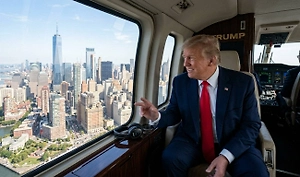 США изучат инцидент с вертолётом Трампа, рядом с которым пролетел самолёт
