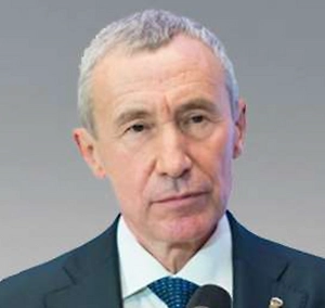 Те, кто не хочет проблем в Японии, делают так, как поступил клерк из этого японского города. Он произнес фразы, которые повторяются из года в год многие десятилетия подряд: «Неизвестно, кто сбросил на нас бомбу (я утрирую, конечно), и вот мы поэтому выступаем против всяких атомных бомб». А с 2022 года они стали добавлять обязательную мантру про «российскую агрессию». Ничего нового он не сказал. На его месте может быть любой другой чиновник. Это просто поведение слуг под надзором сюзерена.