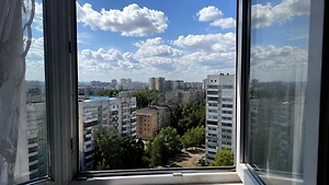 Трёхлетний мальчик выпал из окна в Москве, пока бабушка отвлеклась