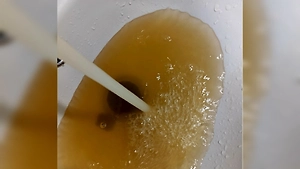 Уральцы массово жалуются на воду — из кранов течёт жёлтая жижа