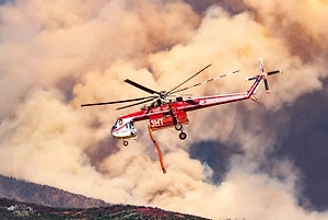 В США вертолёт Sikorsky S-64 разбился при тушении крупного лесного пожара
