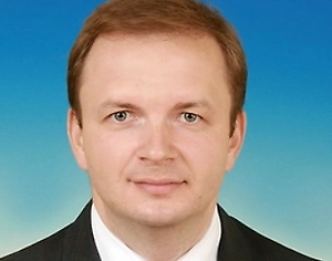 Льготный стаж даёт право раньше выйти на страховую пенсию тем, кто работал на Крайнем Севере и приравненных территориях, во вредных и тяжёлых условиях, а также в медицинских, педагогических и других профессиях из льготных перечней. Для зачёта подтверждают даты и условия, дающие льготу.