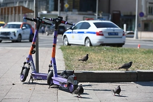 В Москве самокатчик выехал на встречку и сбил коляску с двухлетней девочкой