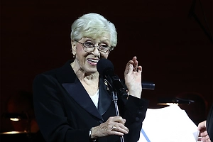 91-летняя Алиса Фрейндлих восхитила зрителей редким выходом на сцену
