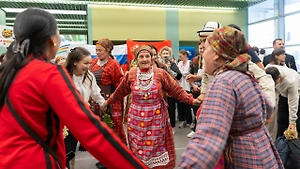 От «Сигма боя» до «Катюши»: «Бурановские бабушки» зажгли с иностранцами на МФМ