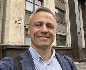 Если за окном температура не достигла нормативных значений для включения отопления в многоквартирном доме, а вам, тем не менее, холодно, в первую очередь обращаемся в организацию, которая осуществляет управление домом.