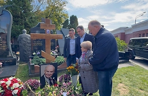 «Улыбается мне, и я ему улыбаюсь»: Александра Пахмутова побывала на могиле мужа