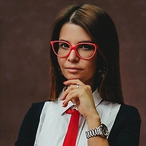 Уже сейчас подходит период, когда нужно бронировать новогодние туры, потому что цены на них растут с каждым месяцем всё больше и больше. Вообще новогодний период начинают бронировать ещё летом, особенно если вы хотите провести непосредственно сам Новый год, захватить Рождество и так далее.