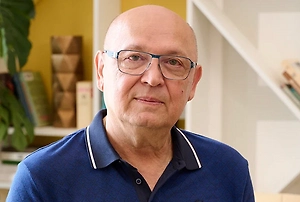 Первое, если семья умерла после того, как все съели колбасу, — это надо думать о ботулинусе, потому что с латинского слово «ботулус» переводится как «колбаса». Раньше в кровяных мясных колбасах, в их оболочках, как раз выращивали ботулотоксин. Ботулинус, собственно, и убивает человека: наступает паралич дыхания и так далее. Поэтому для того, чтобы лечить, надо сначала это установить.