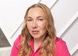 Для лиц, оформленных по трудовому договору в коммерческих организациях, законодательство не запрещает иметь подработку или заниматься самостоятельной деятельностью. В свободное от основной работы время человек может иметь подработку, открывать ИП, устраиваться по совместительству или заключать договоры гражданско-правового характера