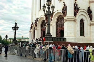 Верующие заполонили центр Москвы: Психолог рассказала о причинах очередей к деснице святого Спиридона