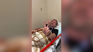 «Нога как у слона»: Евгений Плющенко угодил в больницу в Анкаре после укуса осы