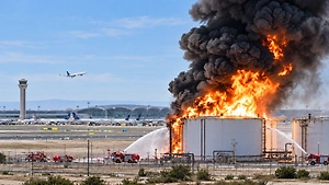 У аэропорта Эр-Рияда горит топливный резервуар Saudi Aramco