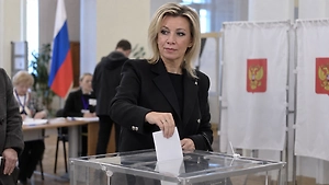 Захарова проголосовала на выборах в Госдуму бумажным бюллетенем