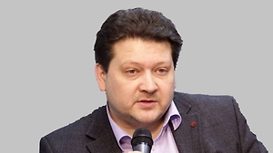 Слухи об отставке Дрисколла ходили уже очень давно. Он собирался уходить в сентябре, где-то в районе Дня труда, как он сам говорил. День труда в США — это первый понедельник сентября. У него на самом деле есть серьёзные разногласия с министром обороны Питером Хегсетом. В общем, он не очень одобрял операцию в Иране. В последнее время источники различных изданий в администрации сообщали, что он говорил: «Надо сворачиваться, потому что мы не победим, арсеналы истощены». Дальнейшая эскалация может поставить под угрозу жизни американских военнослужащих.