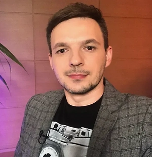 На самом деле неудивительно, что осуждённый за убийство Тупака хочет обжаловать приговор, потому что ещё тогда версия банальной уличной мести или какой-то вражды банд казалась по большей части притянутой за уши. Простая разборка вряд ли завершилась бы таким громким преступлением. Все понимают, какой фигурой был Тупак Шакур, и поверить в то, что его злосчастный BMW расстреляли просто из-за того, что одни избили других, довольно сложно.