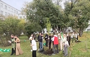 Участники фестиваля молодёжи высадили Аллею культурного кода в Екатеринбурге
