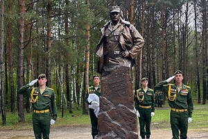 Путь офицера начался здесь: В Приамурье открыли памятник генералу Дубынину