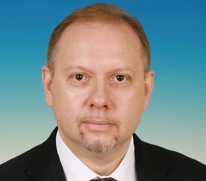 Действительно, беспрецедентный приём. Говорят, что где-то с начала 60-х годов ни один американский президент ни с какими ковровыми дорожками никого у трапа не встречал. Это, конечно, попытка психологического воздействия на Си Цзиньпина: произвести на него впечатление, оказать уважение и таким образом психологически нагрузить его неким долгом. То есть мы вот тебе тут оказали уважение, а ты нам за это должен